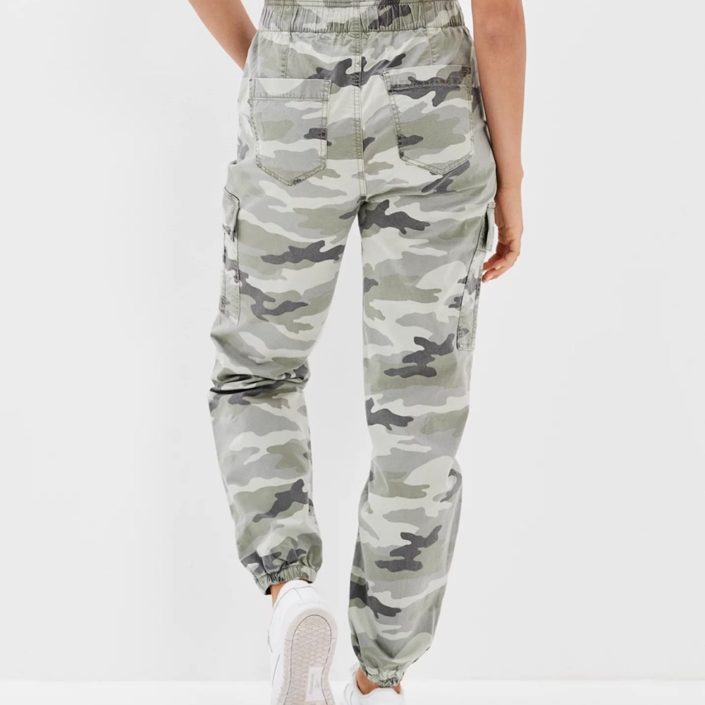 American Eagle Grey Camo Cargo Jean - Picture 2 of 13